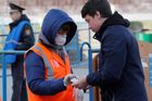 Zatímco pořadatelé měli nasazené roušky, mnozí fanoušci se nemoci Covid-19 evidentně nebáli.