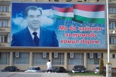 Tádžikistán popíral covid, mluvil o tuberkulóze. Teď umírá i prezidentova rodina