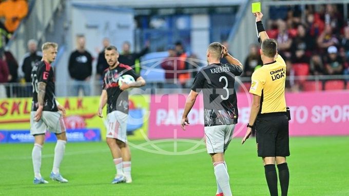 Hlavní sudí Dalibor Černý v lidovém zápase Pardubice - Sparta Praha