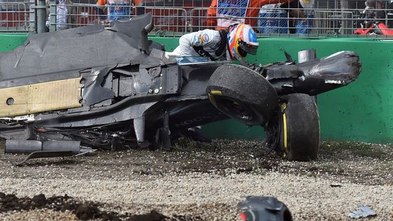 Fernando Alonso začal sezonu divokou havárií v Melbourne. Byla to rázná předzvěst dramatického roku.