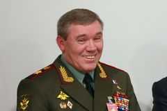 Stojí proti nám celý Západ. Nejmocnější ruský generál slavil, zvláštně popřál i Putin