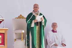 "Konzum není to pravé," řekl papež. Mši přihlížel milion lidí, házeli mu hračky