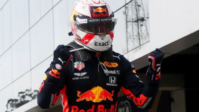 Max Verstappen z Red Bullu slaví triumf ve Velké ceně Brazílie formule 1