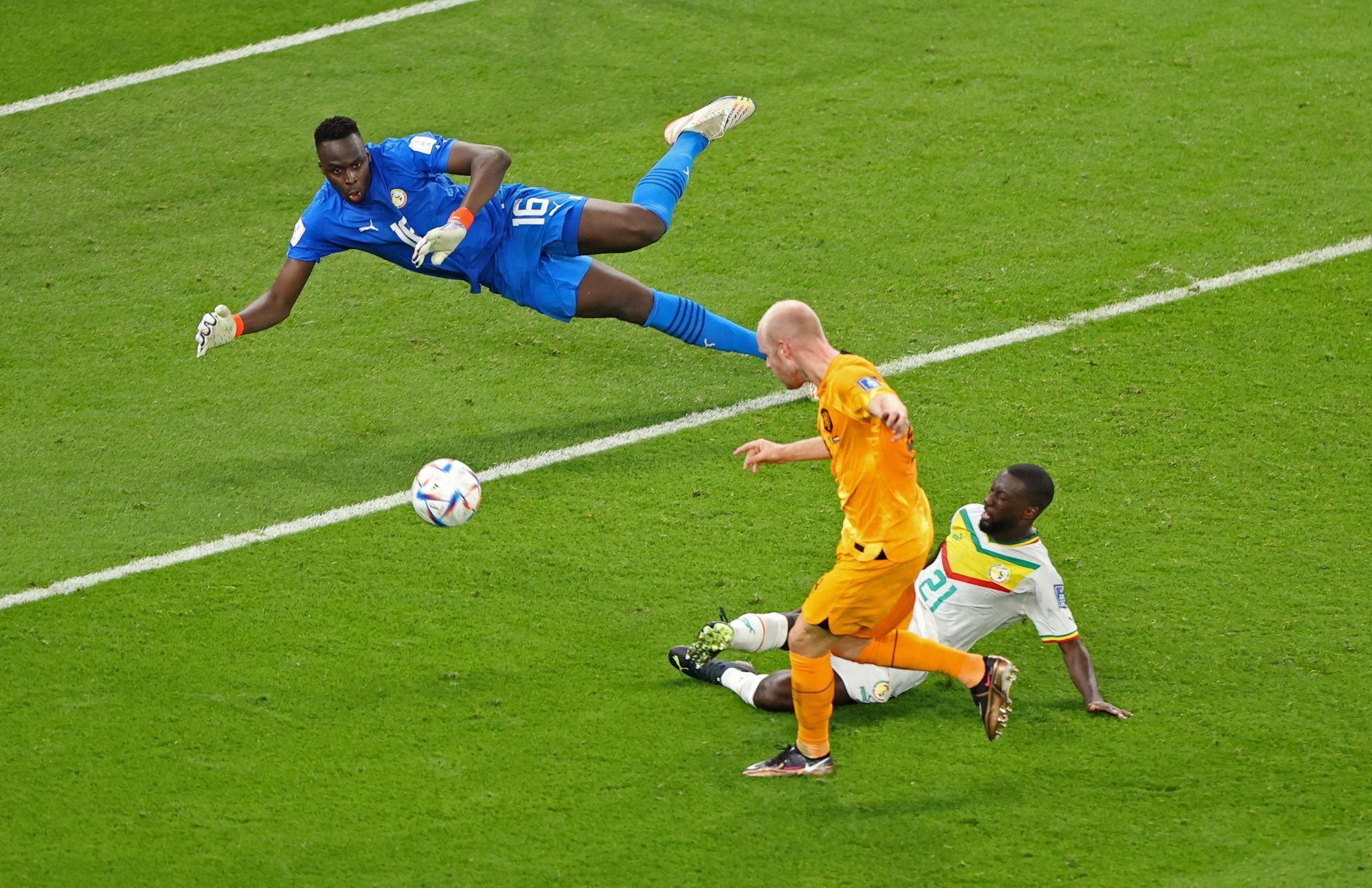 Davy Klaassen dává gól v zápase MS 2022 Senegal - Nizozemsko
