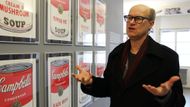 Andy Warhol vystudoval komerční designovou tvorbu. Podle jeho synovce ho svět reklamy fascinoval. "Měl rád staré reklamy, produkty a obrázky z komerční oblasti, schovával si je," prozradil Warhola. Jedním z nejznámějších děl zůstává malba Campbellovy plechovky, kterou si ve Warholových začátcích mohl každý koupit za 100 dolarů. "Dnes je to 10 milionů dolarů, strýc by se asi divil, jakou hodnotu jeho dílo má," směje se Warhola.