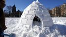 Eli Schleifer builds an igloo on the Cambridge Commons in Cambridge, Massachusetts February 10, 2013 following a winter blizzard which dumped up to 40 inches of snow with hurricane force winds, killing at least nine people and leaving hundreds of thousands without power. REUTERS/Brian Snyder (UNITED STATES - Tags: ENVIRONMENT) Published: Úno. 10, 2013, 6:44 odp.