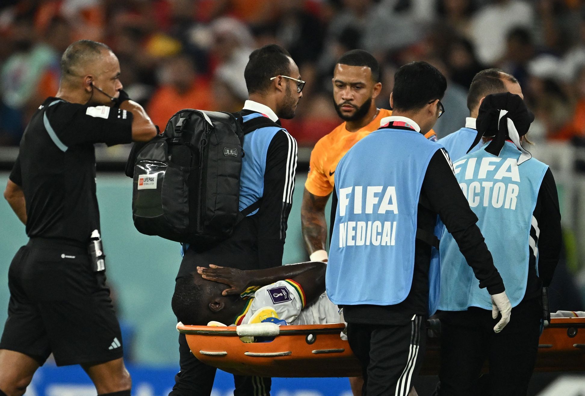 Zraněný Cheikhou Kouyaté v zápase MS 2022 Senegal - Nizozemsko