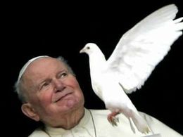 Fotografie, která se stala ikonou. Snímek Jana Pavla II., jak během nedělní modlitby pozoruje holubici letící kolem okna jeho apartmánu ve Vatikánu, po jeho smrti obsadila stránky novin po celém světě. V pondělí už tomu byly dva roky.
