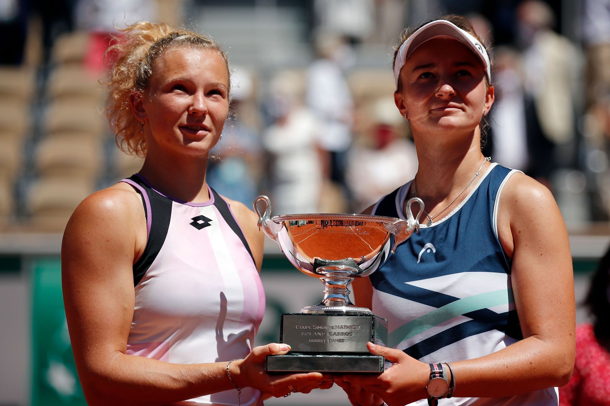 Kateřina Siniaková a Barbora Krejčíková s trofejí pro vítězky čtyřhry na French Open 2021