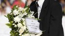 A British embassy official carries flowers during the commemoration service for the 10th anniversary of the Bali bombing in Garuda Wisnu Kencana (GWK) cultural park in Jimbaran, Bali October 12, 2012. REUTERS/Made Nagi/Pool (INDONESIA - Tags: ANNIVERSARY POLITICS) Published: Říj. 12, 2012, 6:39 dop.