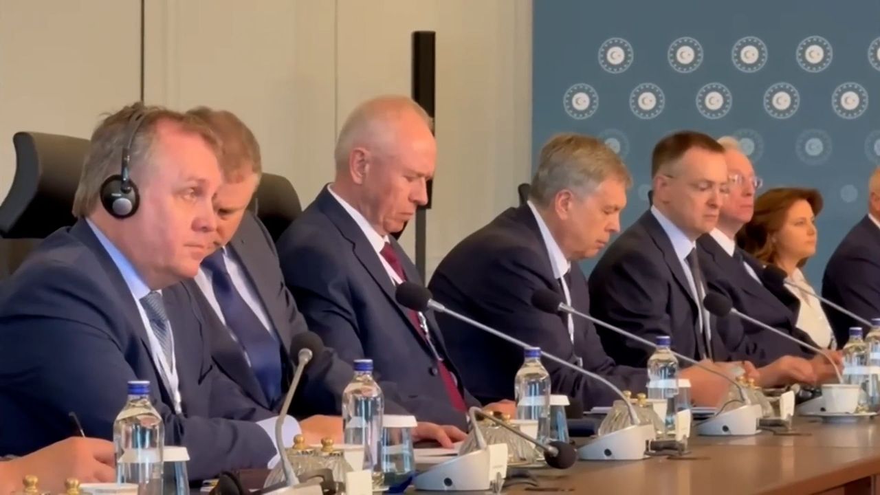 Přiznání Rusů. Medveděv se zase neudržel a řekl, že v Istanbulu vůbec nejde o mír