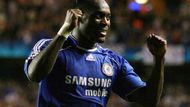 Fotbalista Chelsea Michael Essien slaví gól v zápase Ligy mistrů skupiny A proti Werderu Brémy na Stamford Bridge.