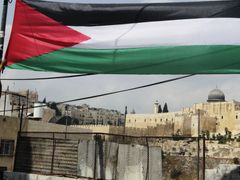 Palestinec vyvěšuje vlajku ve východní části Jeruzaléma.