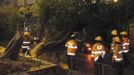 Firemen try to remove a broken tree which hit a car, in which the driver left safely, during a typhoon in Hong Kong's rural Taipo district July 23, 2012. Hong Kong was lashed by gales on Monday as typhoon Vicente moved towards the financial hub, sending office workers home early and prompting the local observatory to raise the No. 8 tropical cyclone warning signal, the third highest classification. REUTERS/Bobby Yip (CHINA - Tags: ENVIRONMENT) Published: Čec. 23, 2012, 12:46 odp.