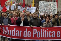 Portugalci jsou v ulicích, protestují proti škrtům