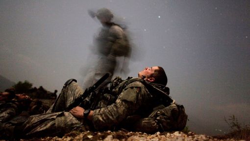 Voják americké pěchoty odpočívá během noční mise poblíž tábora Honaker Miracle v údolí Peš. 12. srpen 2009.