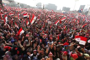 Foto: Euforie i vztek v Egyptě. Jak prezidenta sesadila armáda