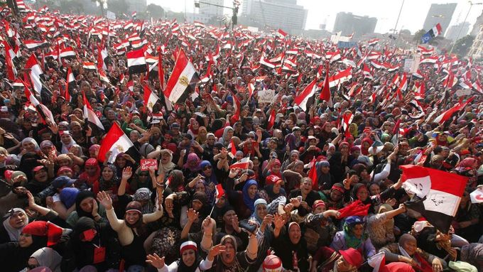 Foto: Euforie i vztek v Egyptě. Jak prezidenta sesadila armáda