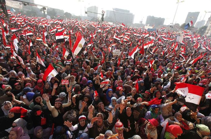 Protesters against Egyptian President Mohamed Mursi wave national flags in Tahrir Square in Cairo July 3, 2013. Egypt's armed forces and Islamist President Mursi refused to back down on Wednesday as a deadline for a military takeover passed with rival demonstrators out in force in the streets of Cairo. REUTERS/Mohamed Abd El Ghany (EGYPT - Tags: POLITICS CIVIL UNREST TPX IMAGES OF THE DAY) Published: Čec. 3, 2013, 6:39 odp.