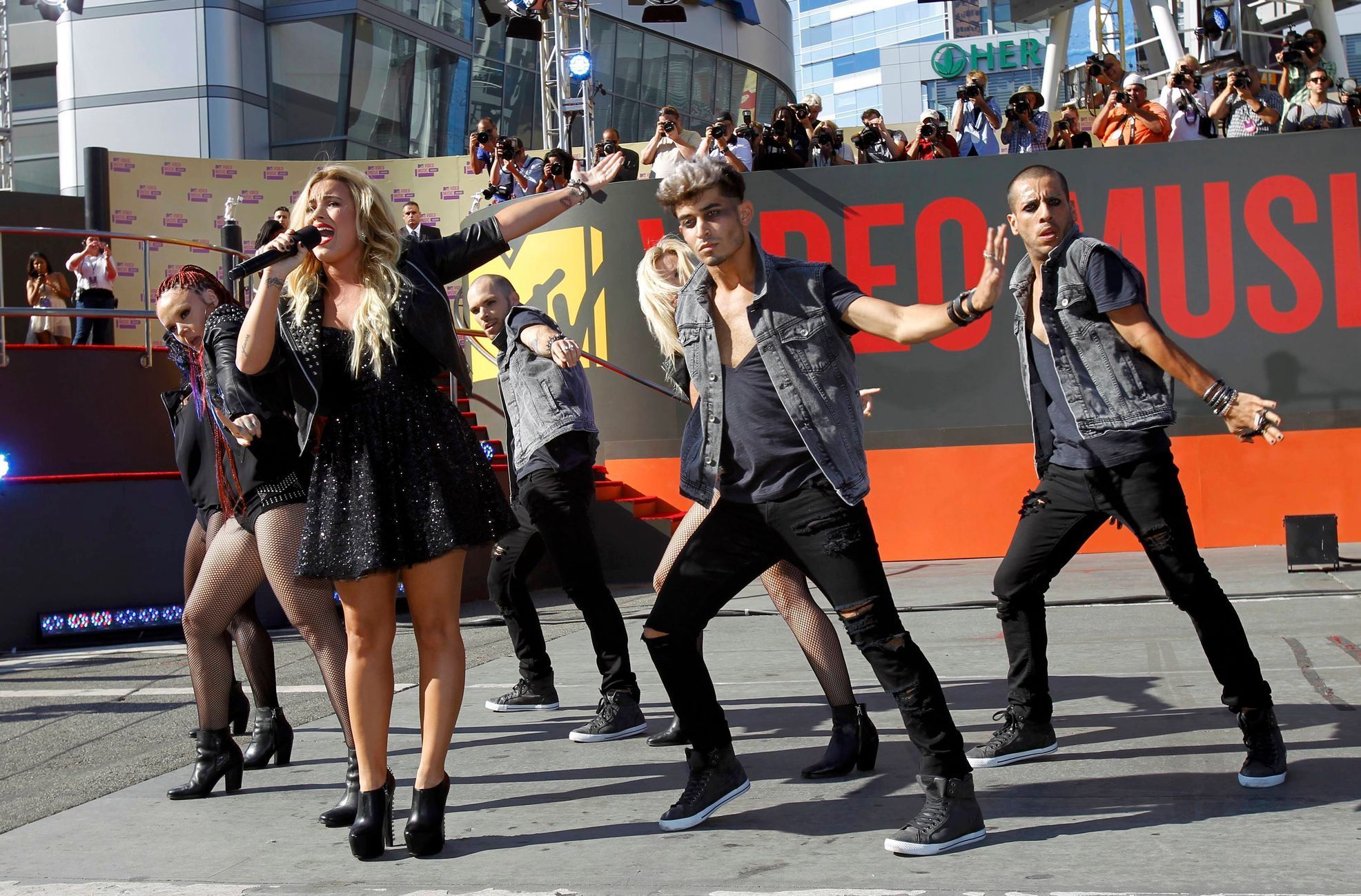 MTV Video Music Awards - Demi Lovato zpívá venku