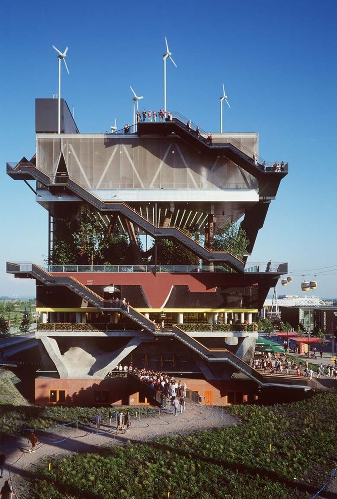 MVRDV/Nizozemský pavilon, Expo 2000, Hannover  „Holandský sendvič" byl jedním z nejzajímavějších a nejnavštěvovanějších pavilónů hannoverského Expa. Svou bizarní architektonickou fresh formou a ideovou koncepcí umožnil během krátké návštěvy seznámit se s krajinou Nizozemí a poukázat na vztah techniky a přírody na počátku třetího tisíciletí z pohledu MVRDV.