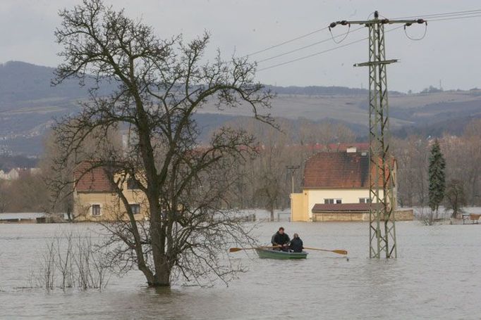 Jezero na soutoku Ohře a Labe je kilometr široké a až tři dlouhé.