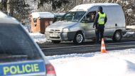 Policisté zde během čtyřiadvaceti hodin od vydání rozhodnutí obsadili hlavní cesty, ve třech okresech hlídají celkem 80 silnic.