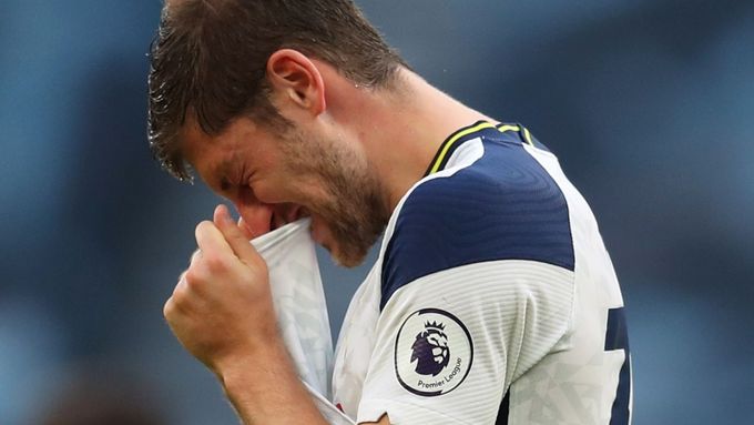 Ben Davies z Tottenhamu smutní po prohře s Evertonem