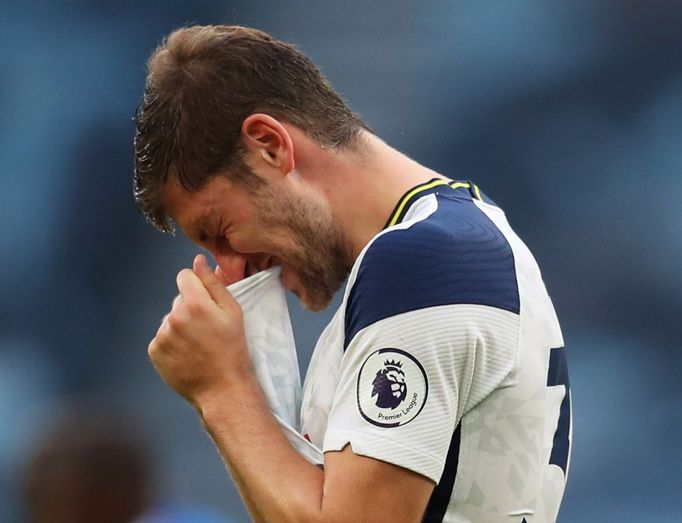 Ben Davies z Tottenhamu smutní po prohře s Evertonem