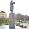 Pomalovaná socha maršála Koněva v Praze 6.
