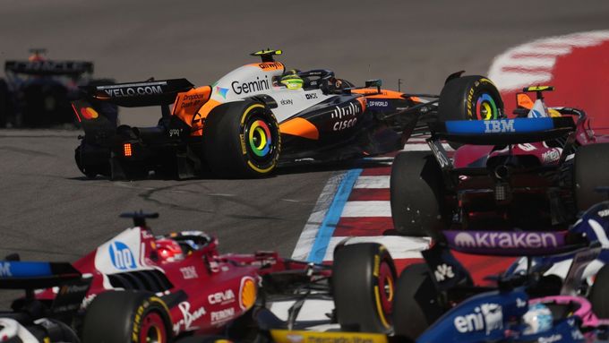 McLaren Landa Norrise havaruje hned v první zatáčce sprintu GP USA. Stejně dopadl i jeho týmový kolega