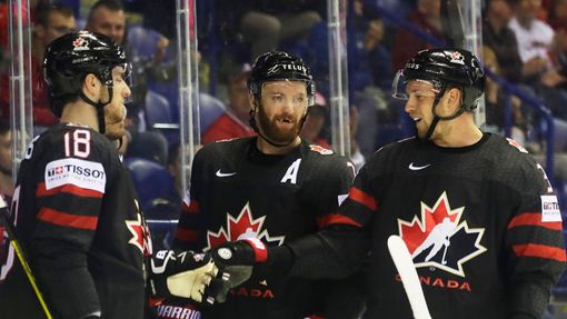 MS 2019 v hokeji, Kanada - Dánsko: Zleva Pierre-Luc Dubois, Sean Couturier a Anthony Mantha