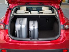 Kufr je v případě hatchbacku na úrovni vozů této třídy.