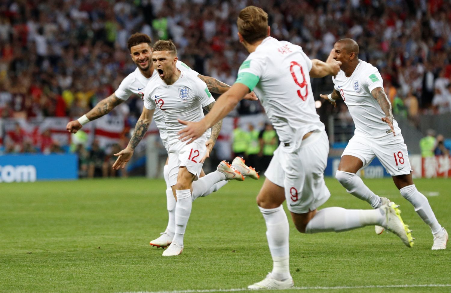 Kieran Trippier slaví gól v semifinále MS 2018 Chorvatsko - Anglie