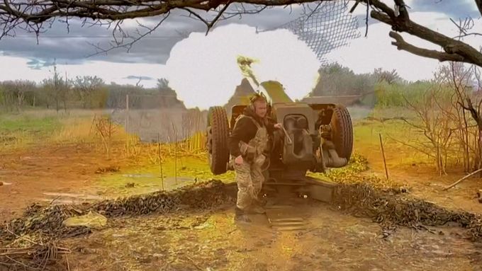 Ukrajinští vojáci pálí z houfnic na nepřátelské pozice u Bachmutu.