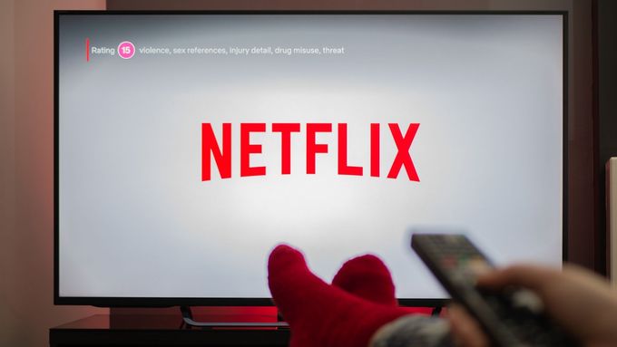 Kvůli sdílení účtů Netflix dle interních průzkumů přichází až o 100 milionů platících uživatelů.