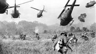 Toto výročí připomíná první krok ke sjednocení země 30. dubna 1975, kdy komunistický severní Vietnam obsadil Saigon, tehdejší hlavní město americkými silami podporovaného jižního Vietnamu. Saigon byl později přejmenován na Ho Či Minovo Město na počest zakladatele severovietnamského státu. Na archivní fotografii z března 1965 americké vrtulníky pálí z kulometů do linie stromů, aby kryly postup jihovietnamských pozemních jednotek při útoku na tábor Vietkongu.