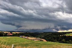 Třicetistupňová vedra vystřídají bouřky, krupobití a přívalové deště. Hrozí i zaplavení sklepů