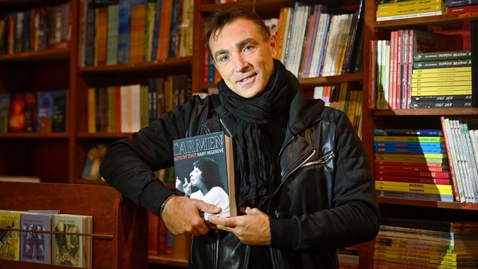 Tomáš Padevět se svou knihou o Haně Hegerové.