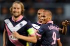 Video: Veterán Plašil pomohl Bordeaux sporným gólem v Ligovém poháru vyřadit Ballotelliho Nice