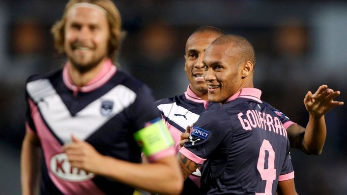 Fotbalista Jaroslav Plašil (vpředu) z Girondins Bordeaux slaví druhý gól v utkání v Evropské lize 2012/13 s Bruggami.