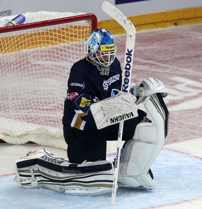 Hokejový brankář Kladna Jan Chábera v 5. kole Tipsport extraligy 2012/13 s Pardubicemi.