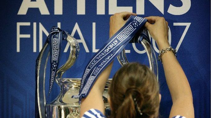 Poslední úpravy trofeje pro vítěze Ligy mistrů před tiskovou konferencí v Aténách, dějišti finále.