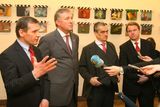 1. dubna 2008: Mirek Topolánek na narychlo svolaném brífinku ve sněmovně oznamuje, že se Jiří Čunek dohodl se Zelenými na podmínkách, za nichž se vrátí do vlády.