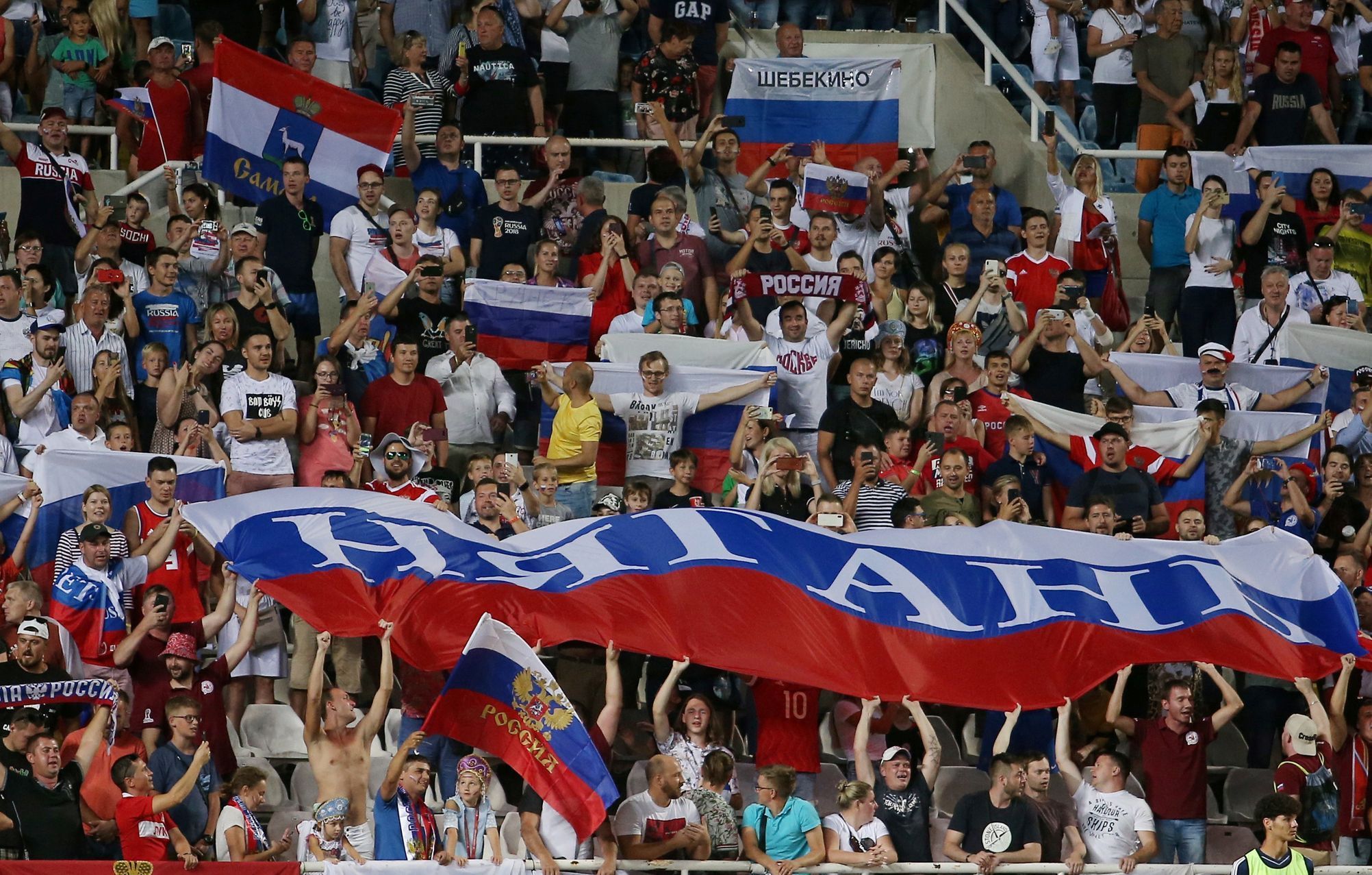 Ruští fanoušci slaví postup na Euro 2020