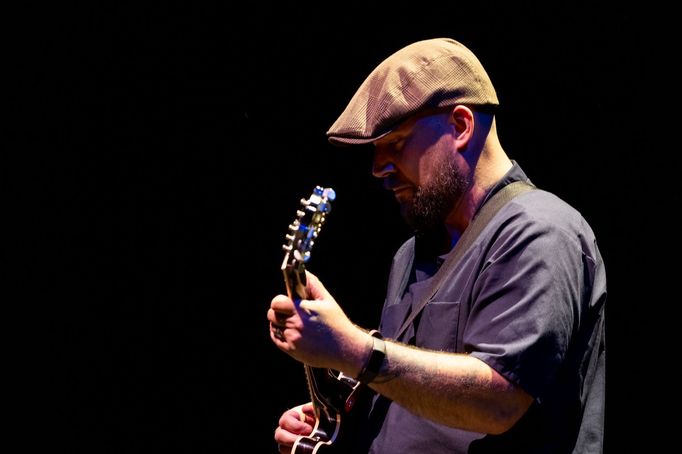 Patti Smith se svou kapelou Patti Smith Quartet: Jackson Smith (kytara), Tony Shanahan (klávesy/baskytara) a Seb Rochford (bicí) v pražském sále Fora Karlín.