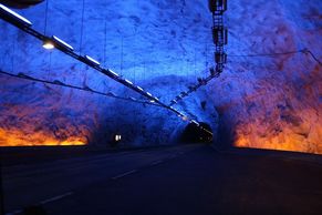 Impozantní cesta 25 kilometry tvrdé žuly. Nejdelší silniční tunel světa slaví 20 let