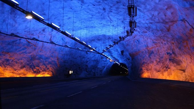 Impozantní cesta 25 kilometry tvrdé žuly. Nejdelší silniční tunel světa slaví 20 let