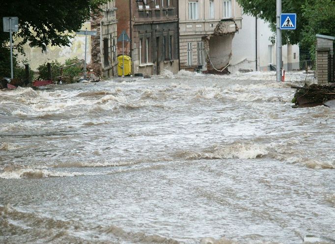 Dubí na Teplicku - destrukce domu v Tovární ulici (13. 8. 2002)