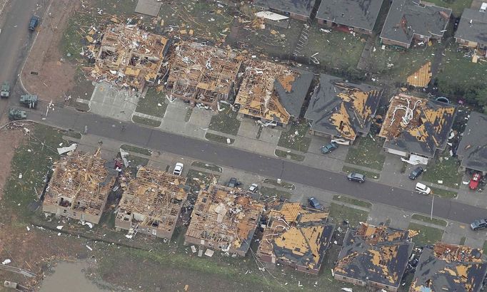 An aerial view of damage in a neighborhood in Moore, Oklahoma May 21, 2013, in the aftermath of a tornado which ravaged the suburb of Oklahoma City. Rescuers went building to building in search of victims and thousands of survivors were homeless on Tuesday, a day after a massive tornado tore through Moore, wiping out whole blocks of homes and killing at least 24 people. Seven children died at the school which took a direct hit in the deadliest tornado to hit the United States in two years. REUTERS/Rick Wilking (UNITED STATES - Tags: DISASTER) Published: Kvě. 21, 2013, 10:17 odp.